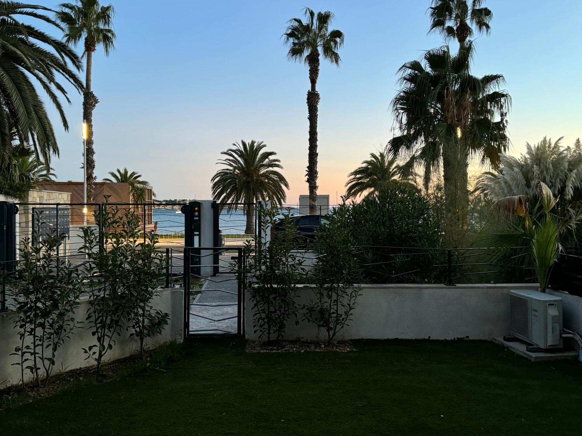 T3 Neuf Avec Terrasse Et Jardin Face A La Mer Bandol Exteriér fotografie